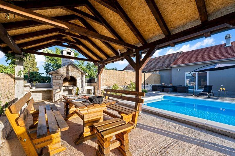 Olive Tree House With Jacuzzi, Wifi And 40M2 Pool Villa Siritovci Luaran gambar