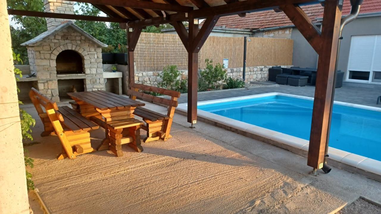 Olive Tree House With Jacuzzi, Wifi And 40M2 Pool Villa Siritovci Luaran gambar
